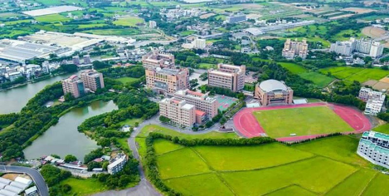 中國科技大學新竹校區交通便捷，校園環境幽雅， 教學設備完善。
