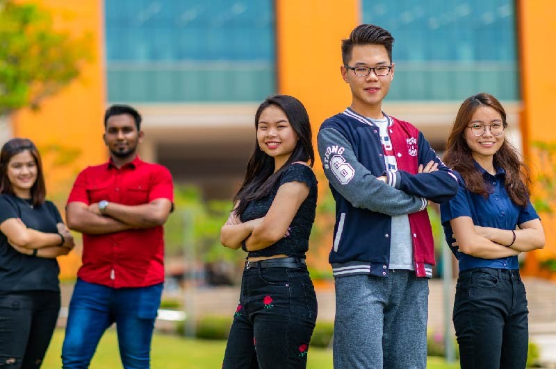 大学的商业与会计课程注重理论知识与实际应用。