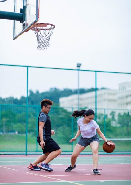 Manipal国际大学占地142 英亩， 青山环绕， 傍湖而建， 风光如画。 这里地点适 中， 陆路与铁路交通十分方便， 距离吉隆坡市中心只有45公里。