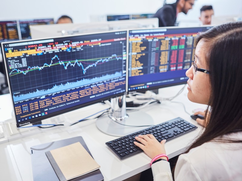 精英大学与彭博联(bloomberg)合设立大马最大的彭博金融实验室(Bloomberg Finance lab)。此实验室设在耗资2500万令吉的商业分析科技与创新中心  (BATIC)里。