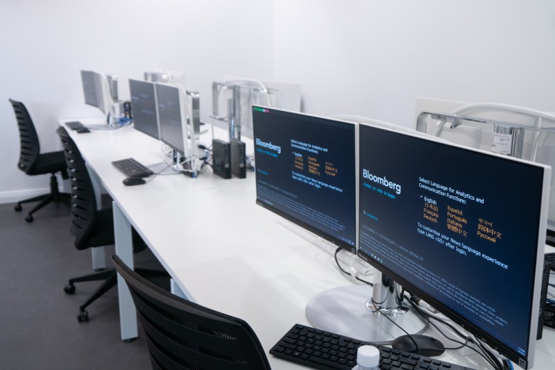 精英大学的彭博金融资讯中心（Bloomberg Finance Lab）共有16个彭博终端 （Bloomberg Terminal）提供给精英大学商业及经济系学生使用。