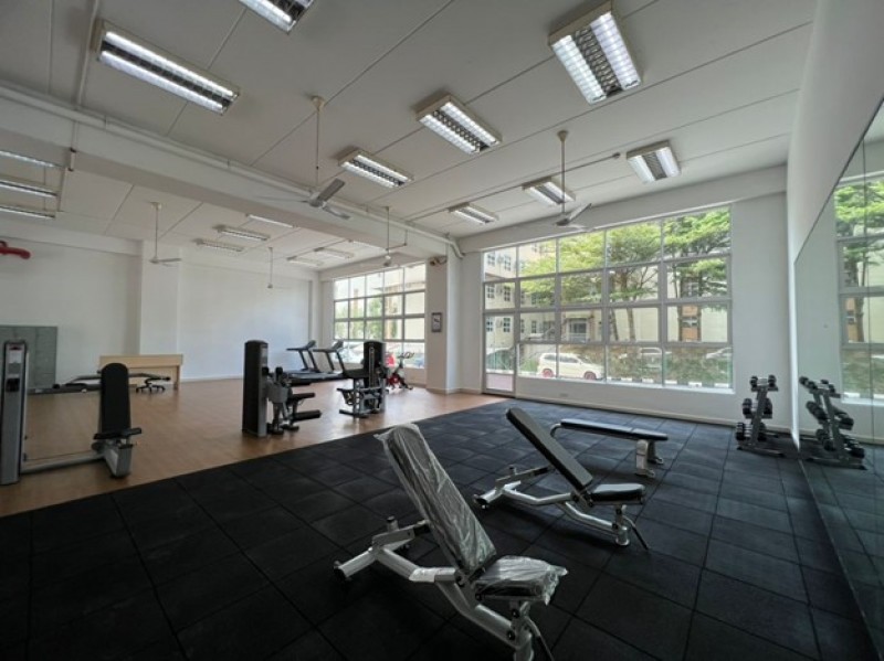 南方大学学院新增室内健身房，提供各种健身器材。