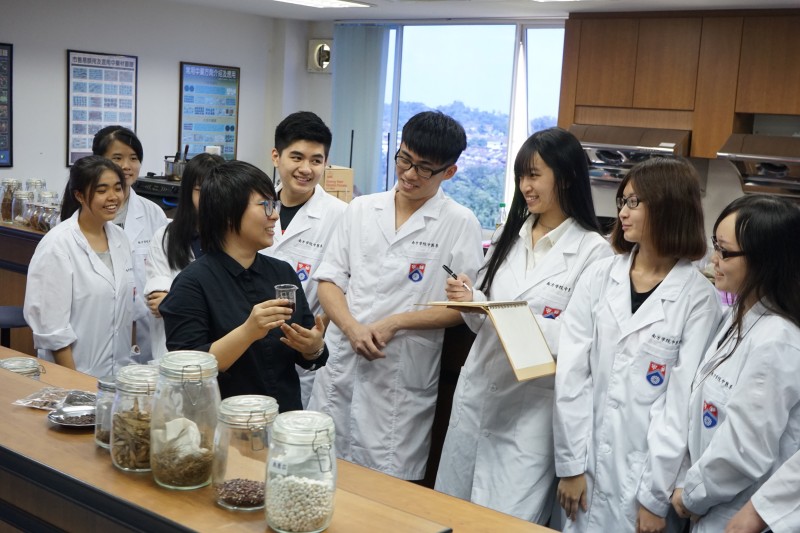 南方大学附属中医院的实验室设备完善，学生有机会学习膏剂实验。