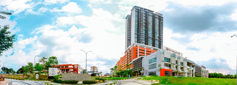 IUKL的学术大楼位于一个占地100英亩的教育城市De Centrum City。