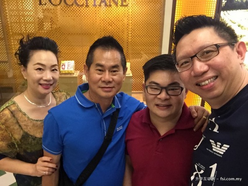 K-Smart 负责人Jonathan Tee（右一） 与Desmond Lai （右二）及家人团聚享用午餐。Desmond Lai 现为美国TGW 专业系统工程师，毕业于内布拉斯加大学林肯分校（University of Nebraska-Lincoln United States）。