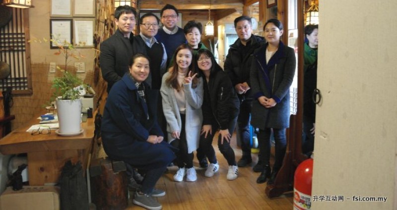 Annyeong Haseyo 留学韩国不是梦！韩国著名Top 2大学——延世大学（Yonsei University）热烈欢迎您！图为 K-Smart 负责人Jonathan Tee （后排左三）获该校负责人热情接待，并与学生一起享受丰盛午餐。K-Smart 是韩国延世大学在马来西亚唯一的保送单位。
