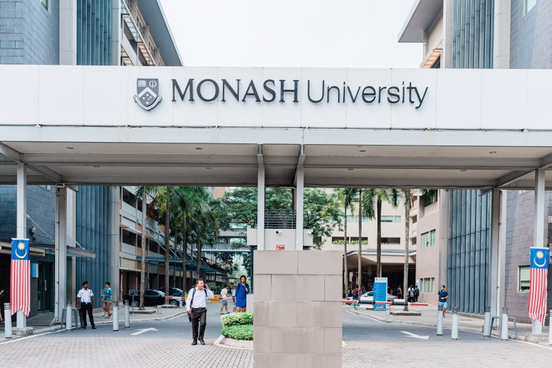 蒙纳士大学马来西亚校区的校门口。