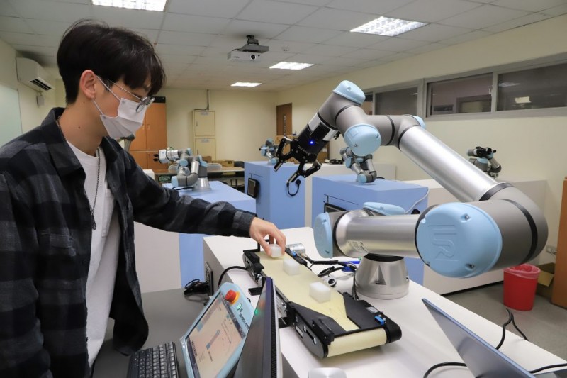 中兴大学為提供师生最新颖的实习设备，与丹麦商Universal Robots携手打造协作型机械手臂训练教室，为该公司全球第一个大学训练教室的合作计划。
