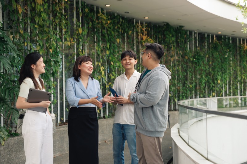 新加坡国立大学汇集了各个科系的精英，一起交流意见并合作。