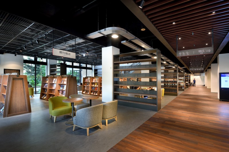 臺北科大請來誠品書店建築師重新整建圖書館，木色系暖色調的裝潢、搭配大片落地窗將陽光綠意引入室內，圖書館更設置咖啡空間，讓師生沉浸在馥郁書香、咖啡香。