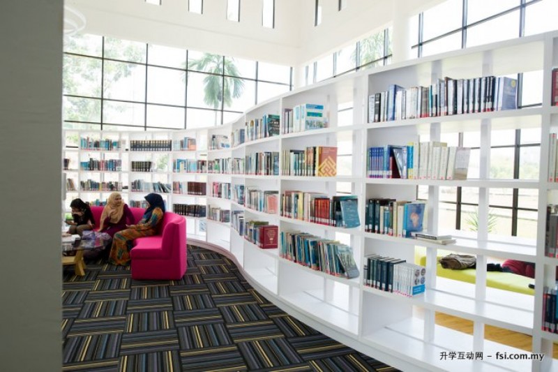 UNITEN拥有舒适的图书馆并提供24小时开放的学习专区。
