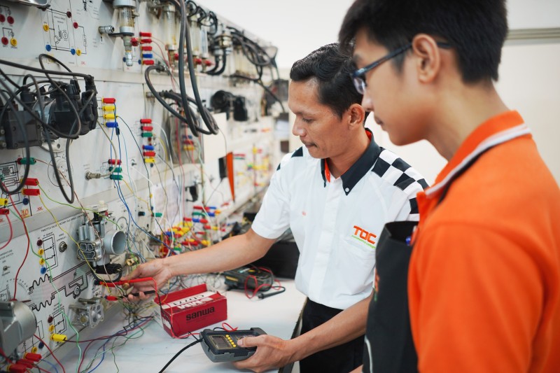 Electronic fuel injection (EFI) is interesting tech, critical to the performance of a modern engine. EFI precisely controls the amount of fuel used and improves the dispersion of fuel in the air charge, improving drive ability, fuel economy and performance of the engine